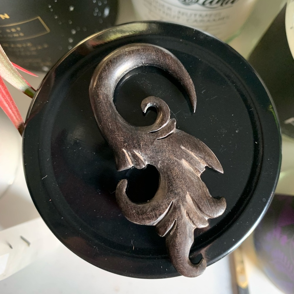Tawapa 2g Ebony Wood hand carved “Ginger” design hangers - Picture 2 of 3
